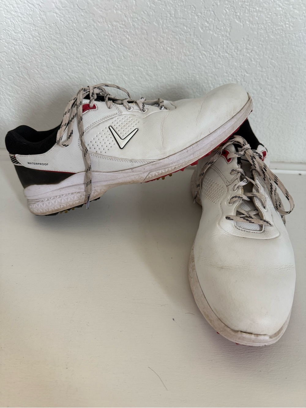 Callaway White Golf Shoes with Black and Red Accents